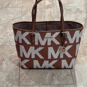 Michael Michael Kors Jet Set MD Carryall Tote Bag. NWT